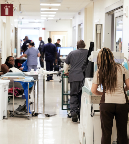 Fotografía de un pasillo muy concurrido de un hospital